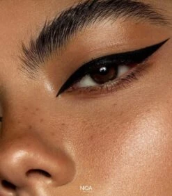 NIQA - Liquid Eyeliner Nightfall - Cat Eye Look - Vegan & Halal -Oogmake Up Winkel 1050x1200 1