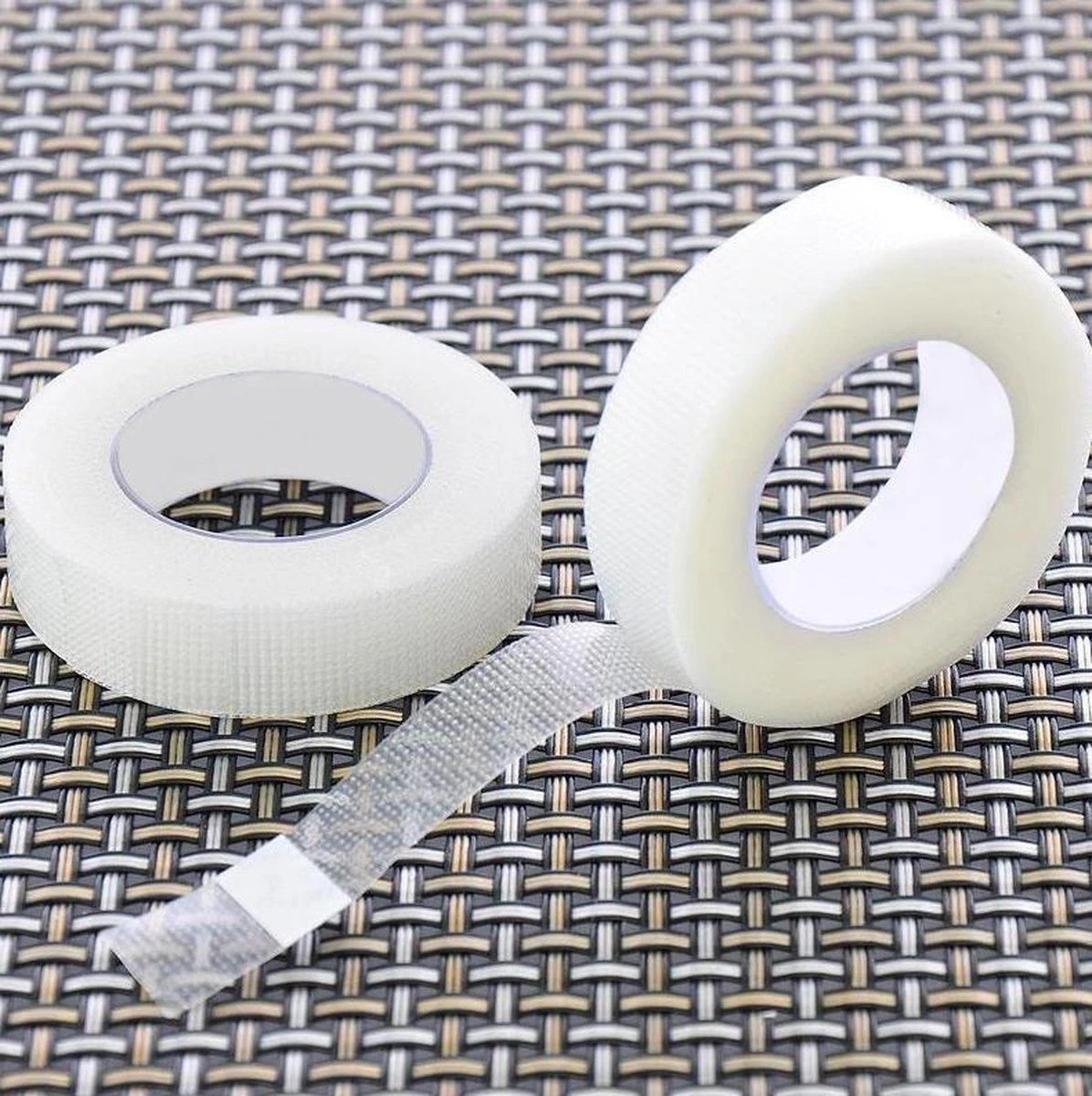 Own Commerce - Beauty Tape - Huidvriendelijk - Fashion Tape - 450 Cm - Voor Strakke Eyeliner - Ooglidsticker 3 Own Commerce - Beauty Tape - Huidvriendelijk - Fashion Tape - 450 Cm - Voor Strakke Eyeliner - Ooglidsticker - Afbeelding 3