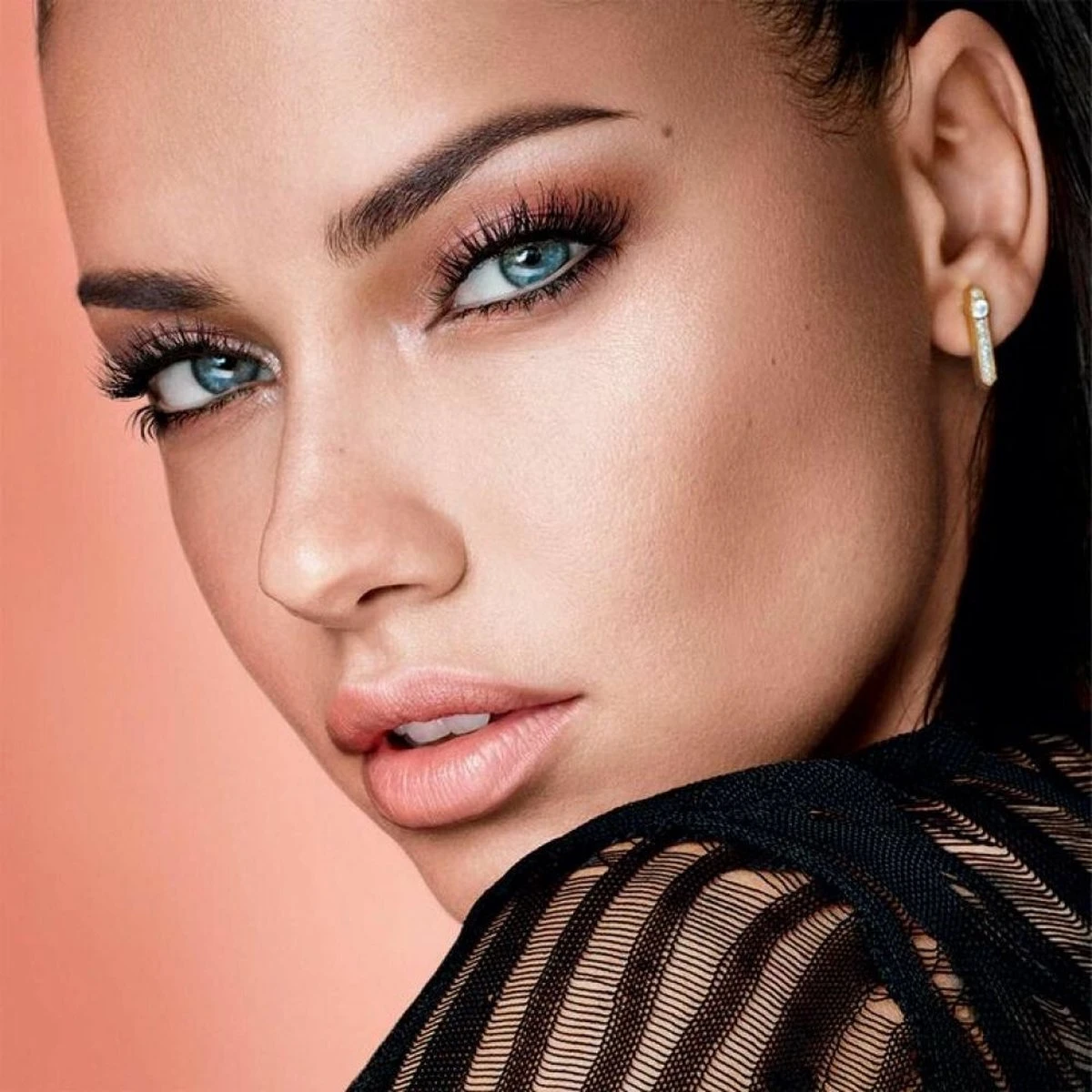 Maybelline Total Temptation Waterproof Mascara - 001 Zwart 4 Maybelline Total Temptation Waterproof Mascara - 001 Zwart - Afbeelding 4