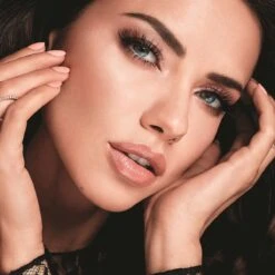 Maybelline Total Temptation Waterproof Mascara - 001 Zwart 20 Maybelline Total Temptation Waterproof Mascara - 001 Zwart -Oogmake Up Winkel 1200x1200 203