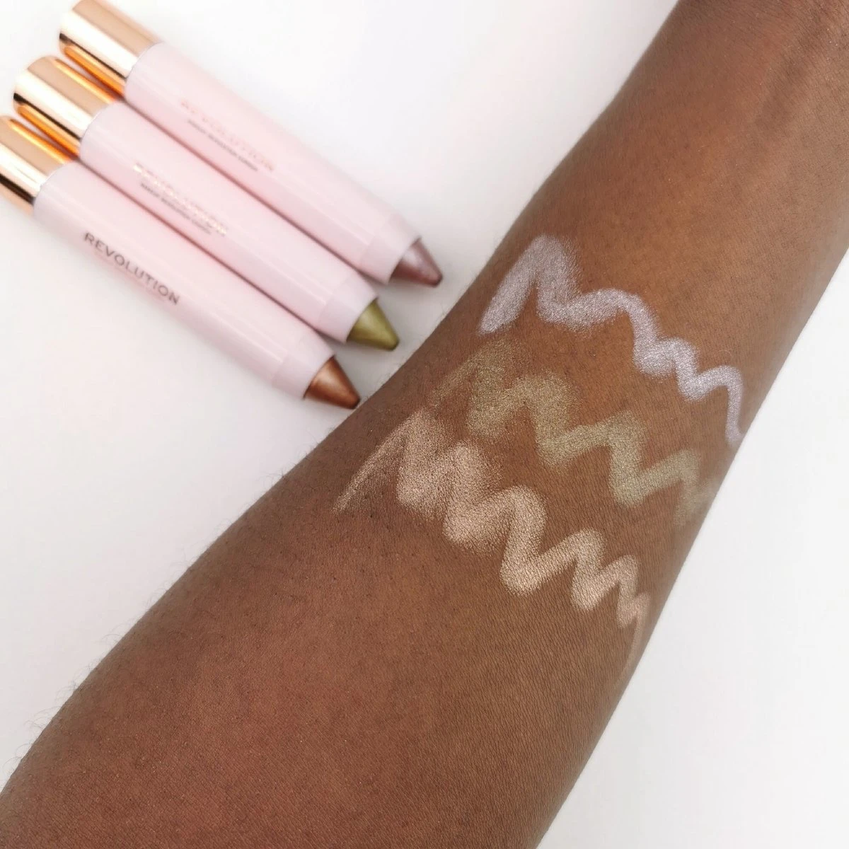 Makeup Revolution - Soft Glamour - Shimmer Shadow Stick Set - Oogschaduw Pencils - Soft Pink, Champagne Bronze Gold & Soft Green 5 Makeup Revolution - Soft Glamour - Shimmer Shadow Stick Set - Oogschaduw Pencils - Soft Pink, Champagne Bronze Gold & Soft Green - Afbeelding 5