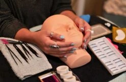 Merkloos Wimper Trainings Set Wimperuitbreidingskit Schoonheidsspecialiste Benodigdheden Mannequin 14 Merkloos Wimper Trainings Set Wimperuitbreidingskit Schoonheidsspecialiste Benodigdheden Mannequin -Oogmake Up Winkel 1200x784 2