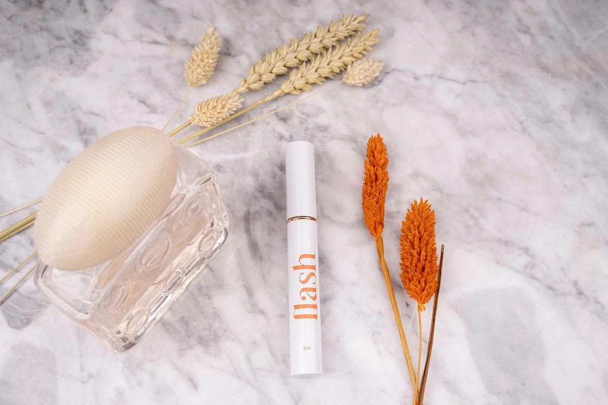 Célie Beauty FLASH - Wimperserum - Binnen 1 Week Zichtbaar Resultaat - 100% Vegan - Wimpergroei - Wimperverzorging - Volle Wimpers - Dikke Wimpers - 3ml - Hydraterend 6 Célie Beauty FLASH - Wimperserum - Binnen 1 Week Zichtbaar Resultaat - 100% Vegan - Wimpergroei - Wimperverzorging - Volle Wimpers - Dikke Wimpers - 3ml - Hydraterend - Afbeelding 6