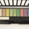 Wynie - Oogschaduw Palette - 12 Vrolijke Matte En Shimmer Tinten Blauw, Groen, Roze, Paars, Geel, Wit En Zwart - 1 Doos Met 2 Applicatoren - Nummer 060831